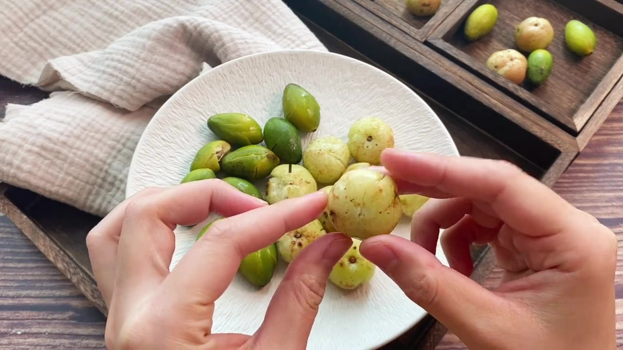 广东潮汕靓汤～油甘橄榄石斛汤,清甜又回甘。 今日靓汤分享～ ???????????? 油甘橄榄石斛汤 清肺化