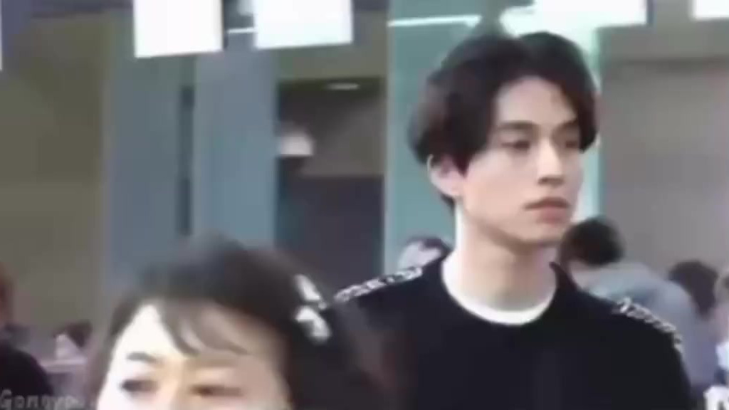 李老头的气质真的太与众不同了呀,谁能相信他居然四十了!!身材保持的也太好了,真难道就是传说