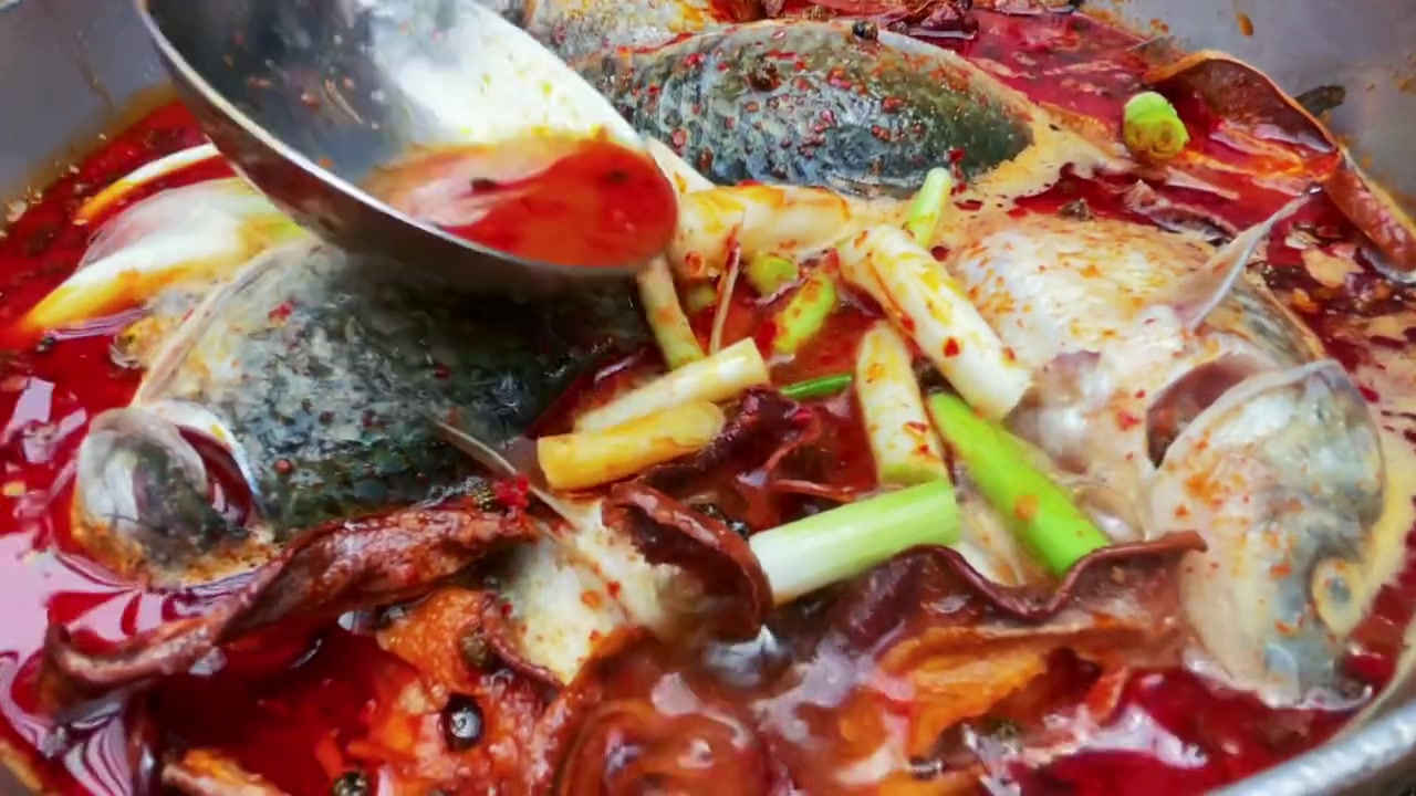 大理喜洲古镇寻找白族人家的地道美味 大理喜洲古镇寻找白族人家的地道美味,一道简单的酸辣鱼确