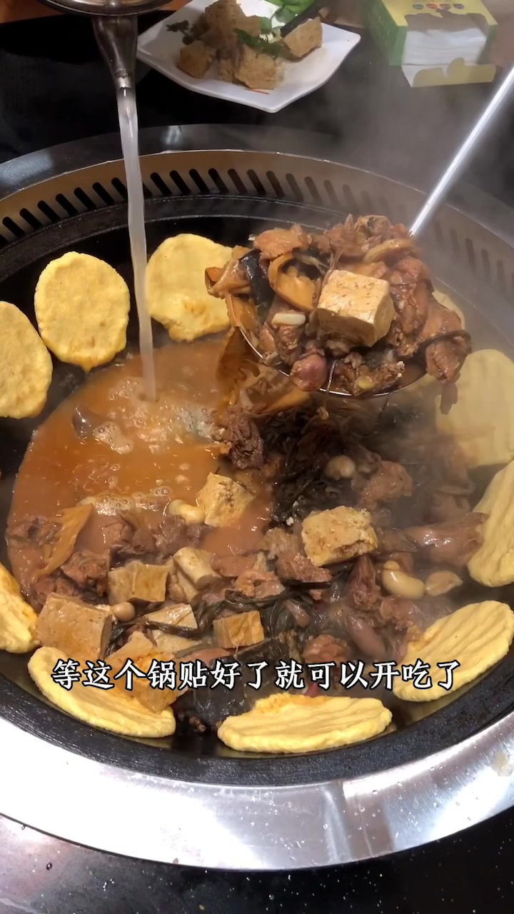 郑州又降温了,9个人围着锅吃,地锅柴鸡炖甲鱼太香了
