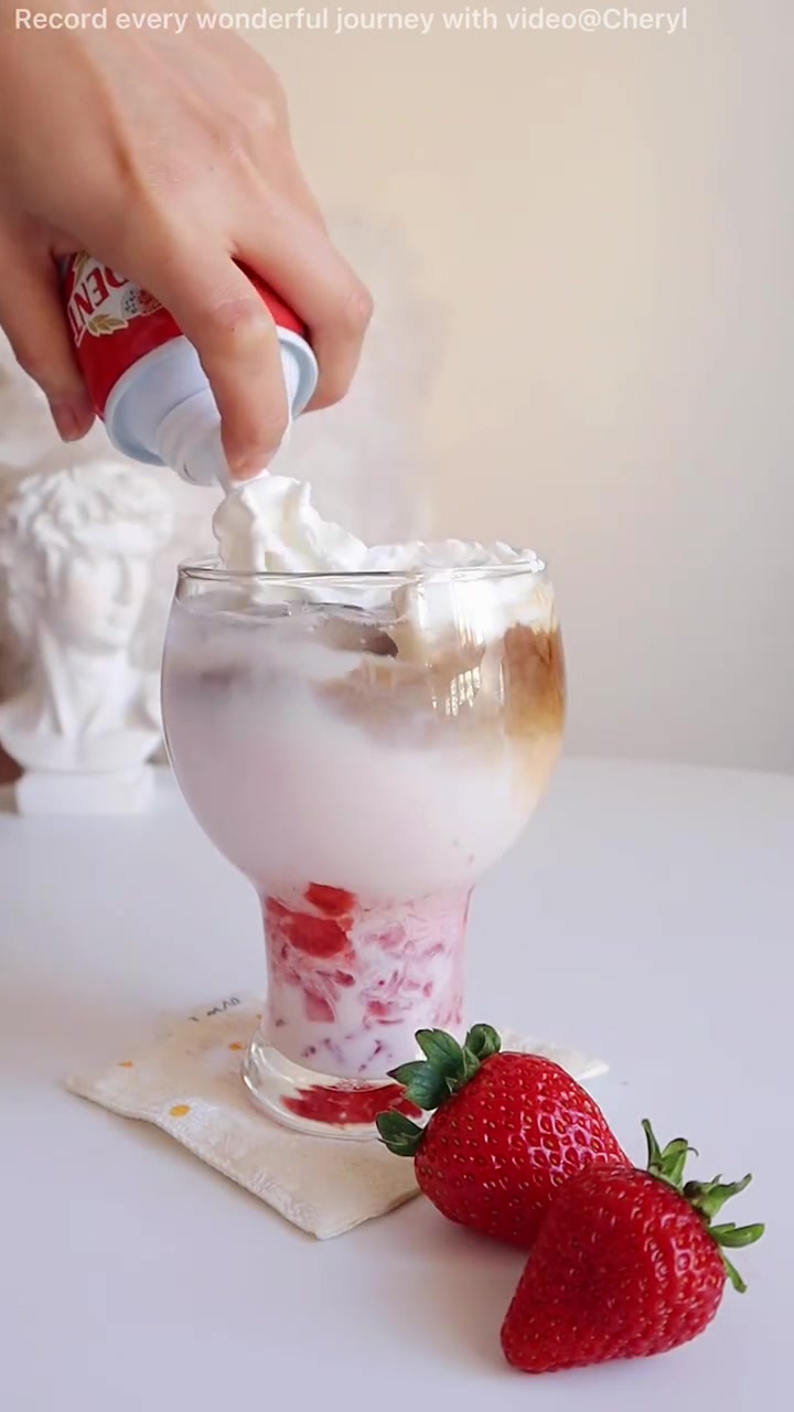 ????这杯法式草莓厚椰乳咖啡☕是你的甜心呀???? #小红书灵感咖啡节 ♡⃝ ʜᴇʟʟᴏ ◡̈ ☽⋆