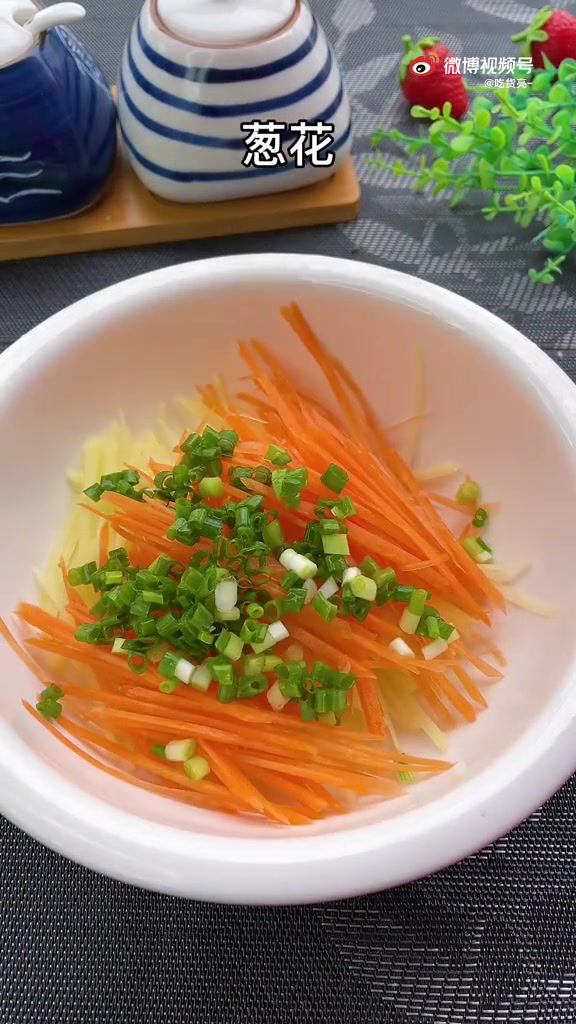 【土豆鸡蛋饼做法】土豆和鸡蛋的完美配合,你一定没吃过,真的是太好吃了。