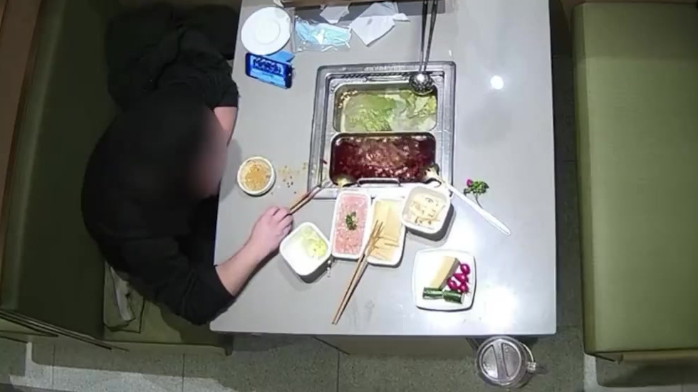 #以案析法# 【#男子6次带虫吃霸王餐被刑拘#[哼]】       近日,北京一派出所接到