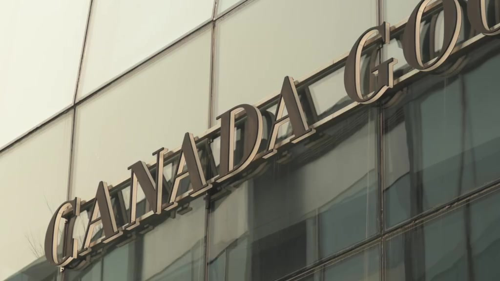 【加拿大鹅回应中国区门店不得退货 :这是中国区通用的条款[费解]】10月27日,上海的贾女