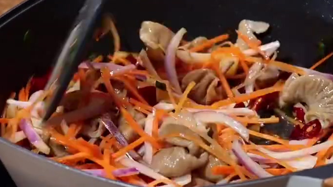 #美食时间# 螺蛳粉的新吃法——炒着吃!香辣入味,别有一番风味哦~
