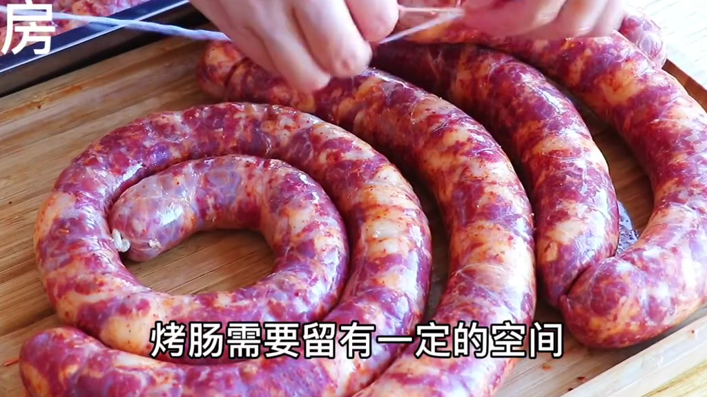 麻辣大香肠做法:自己在家自制调料,比例咸香好吃,配方简单易学!快来get!(夏妈厨房)
