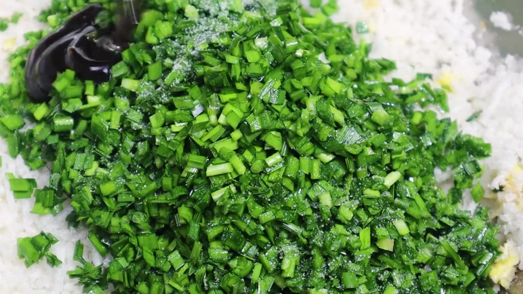 粉条放锅里炸一炸,没想到做素包子这么好吃 美味食谱 包子 面食 粉条 烹饪技巧 粉条放锅里