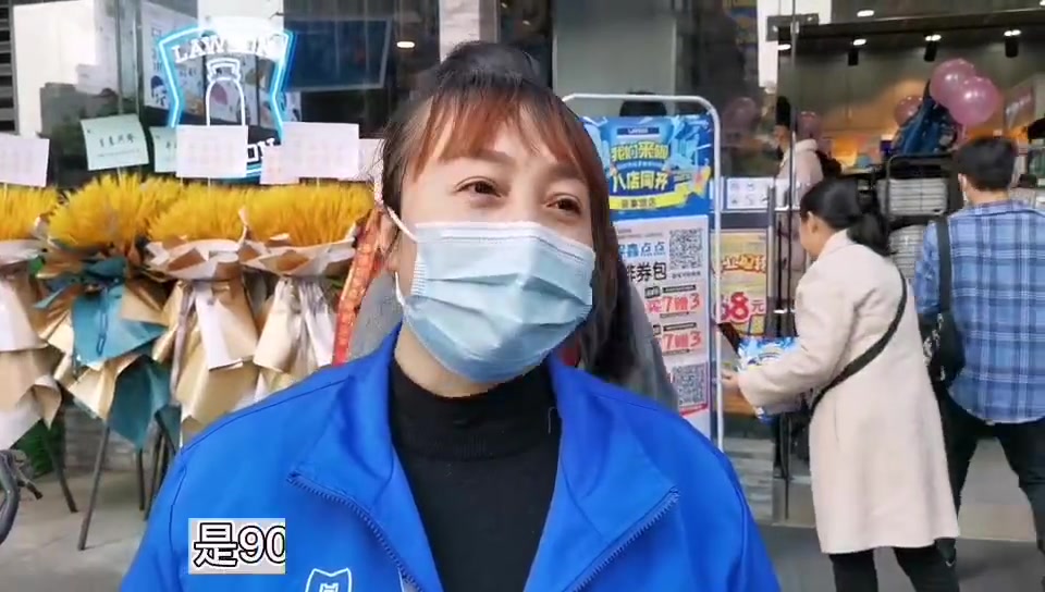 【成都罗森开业首日货架被一扫而空】12月1日,成都罗森首批八家门店开业。记者在罗森的领事馆