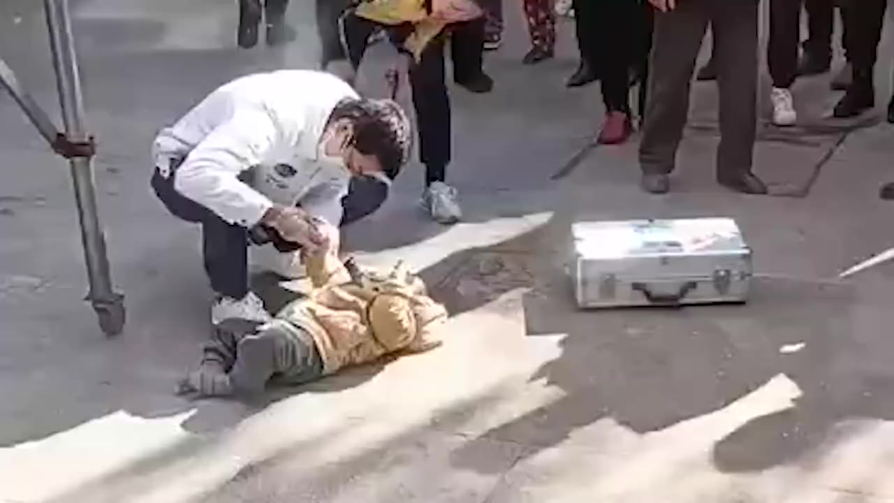 【警方通报合肥1岁男童坠亡:一女子趁其母不备带到楼顶扔下】女子将男童带到楼顶扔下被刑拘 1