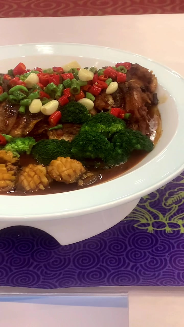 鱼头也可以和鲍鱼一起烧呀!精心制作精美的菜肴,赏心悦目啊!