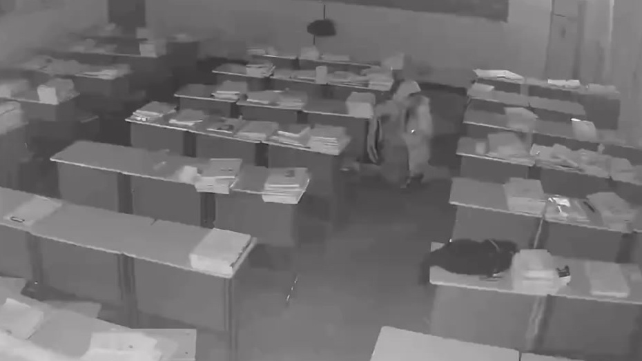 【男子翻墙进中学偷学生钱被抓:觉得虽然钱不多但相对安全[捂脸]】近日,江西上饶。玉山一中学