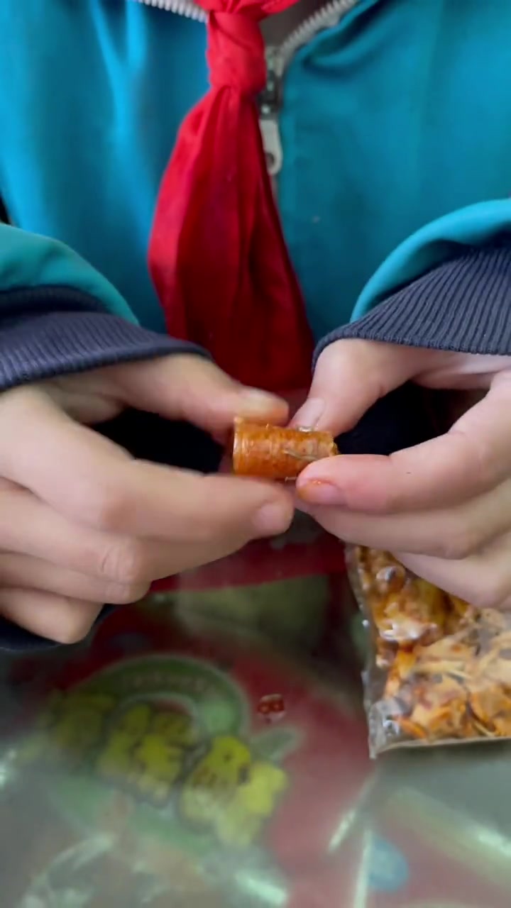 还记得小时候的唐僧肉吗?吃过水蜜桃和香辣小螃蟹的都结婚生二胎
