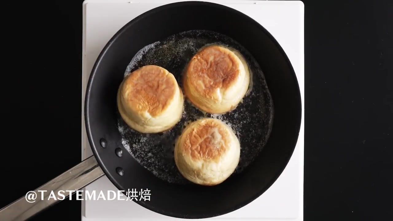 【焦糖奶油布丁面包】我也不想吃的,但它有焦糖和奶油夹心耶 一口咬开咔呲香脆的焦糖表皮,绵润