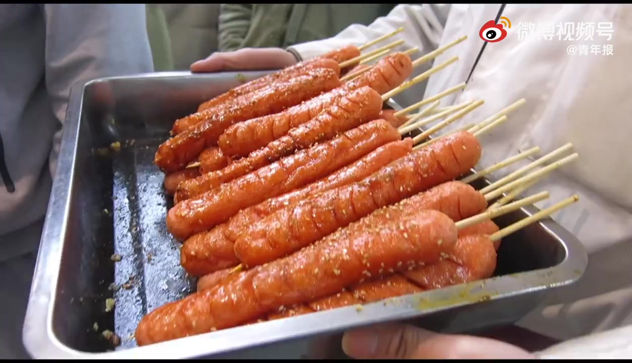 【上海一高校食堂深夜有100多种夜宵 看饿了[期待]】油炸串串、美味香煎、关东煮、锅贴、胡
