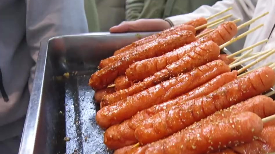 【上海一高校食堂深夜有100多种夜宵 看饿了[期待]】油炸串串、美味香煎、关东煮、锅贴、胡
