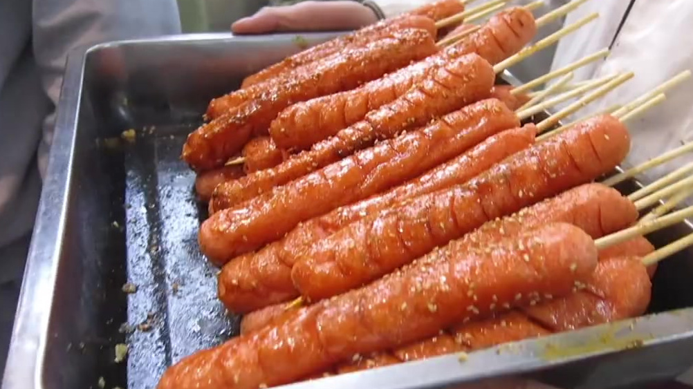【上海一高校食堂深夜有100多种夜宵,看饿了[期待]】油炸串串、美味香煎、关东煮、锅贴、胡