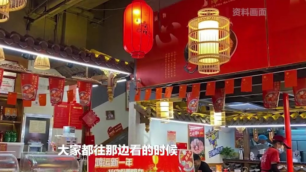 【女子在谭鸭血就餐天花板掉下老鼠,涉事门店:食安部门已介入】12月4日,湖北武汉。网友刘女