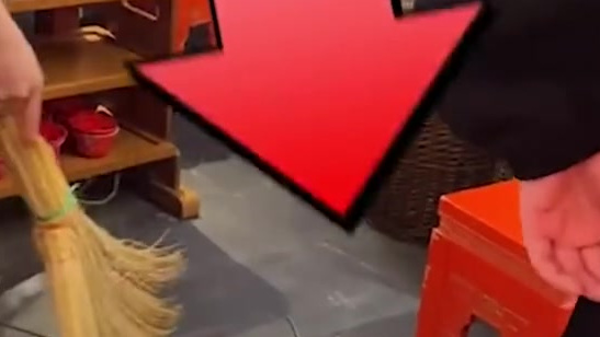 【谭鸭血火锅店就天降老鼠致歉：系日常消杀掉落 】12月6日，湖北武汉知名火锅店天降老鼠砸到