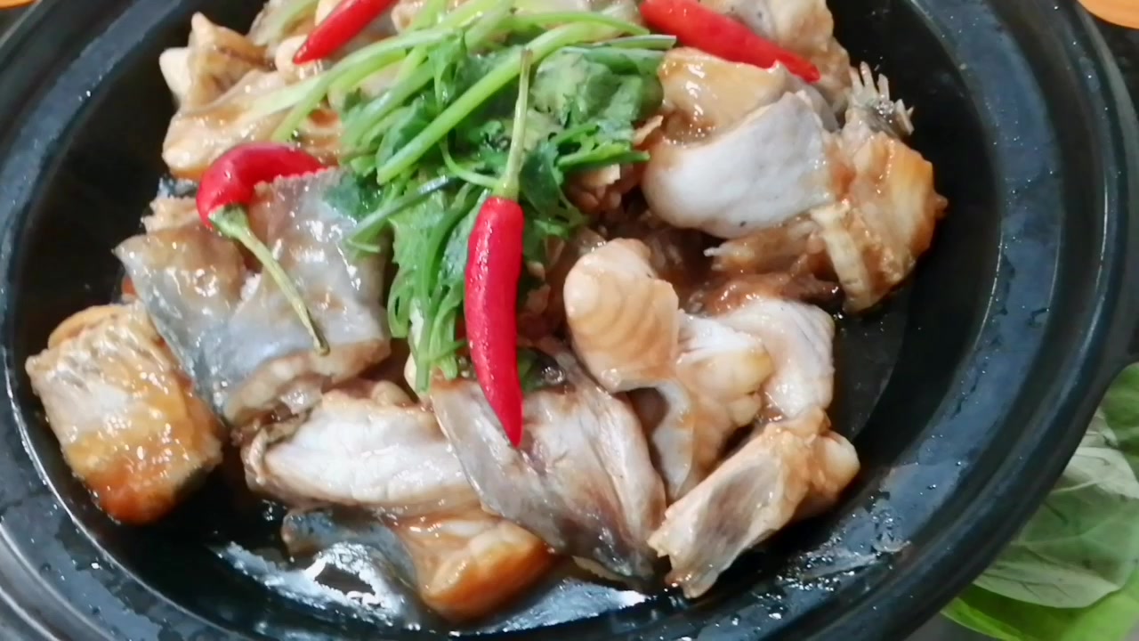#2021潮流图鉴# 在南宁荣宝华巷子里发现一家酸菜鱼馆,做的石锅鱼很鲜嫩,连咸鱼茄瓜和青