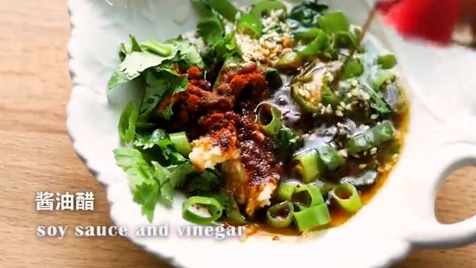 10元一个凉皮卷菜薄软的小饼,卷上炒熟的土豆丝或者豆芽,再来一碗大米粥,是多少人小时候记忆