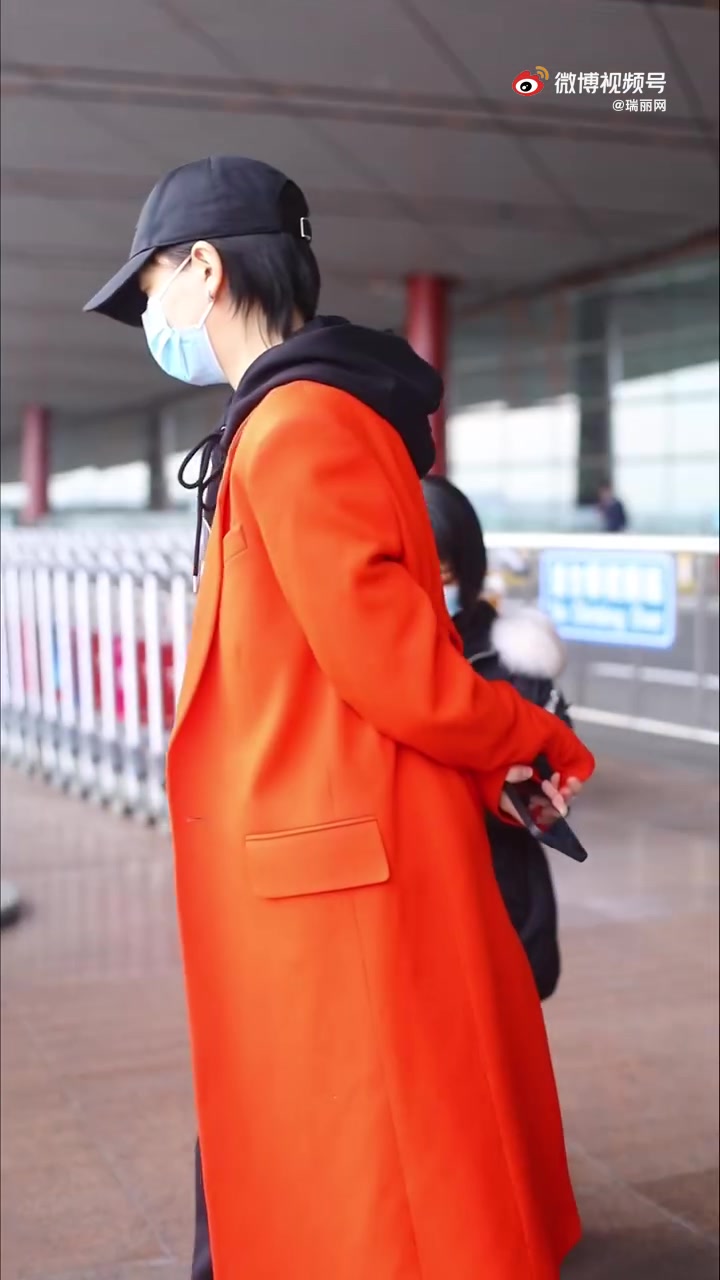 【李斯丹妮风车摆手舞】李斯丹妮机场look来袭????亮眼橘色西装大衣内搭黑色印花卫衣,头戴鸭舌