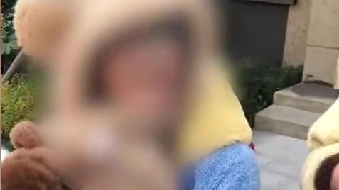 【狗比娃金贵事件狗主人被罚1300元 两只犬被暂扣】12月5日,西安一对夫妻在小区遛狗时,