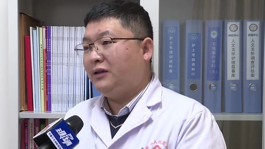 【女子足底黑痣被确诊为恶性黑色素瘤】广东深圳的李女士(化名)从小右脚跟就有一个芝麻大小的黑