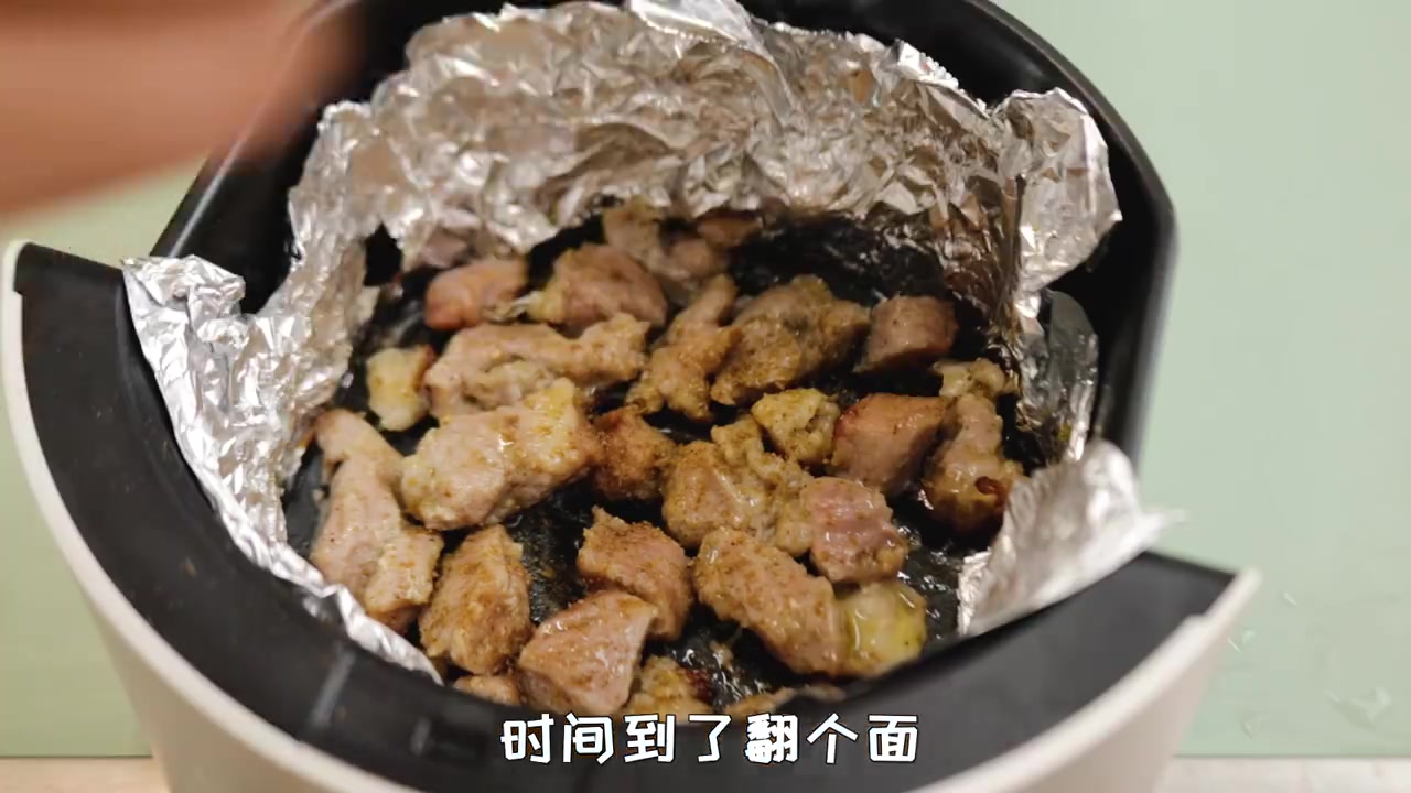 家常版烤羊肉串,咸香细嫩又多汁,做法超简单!