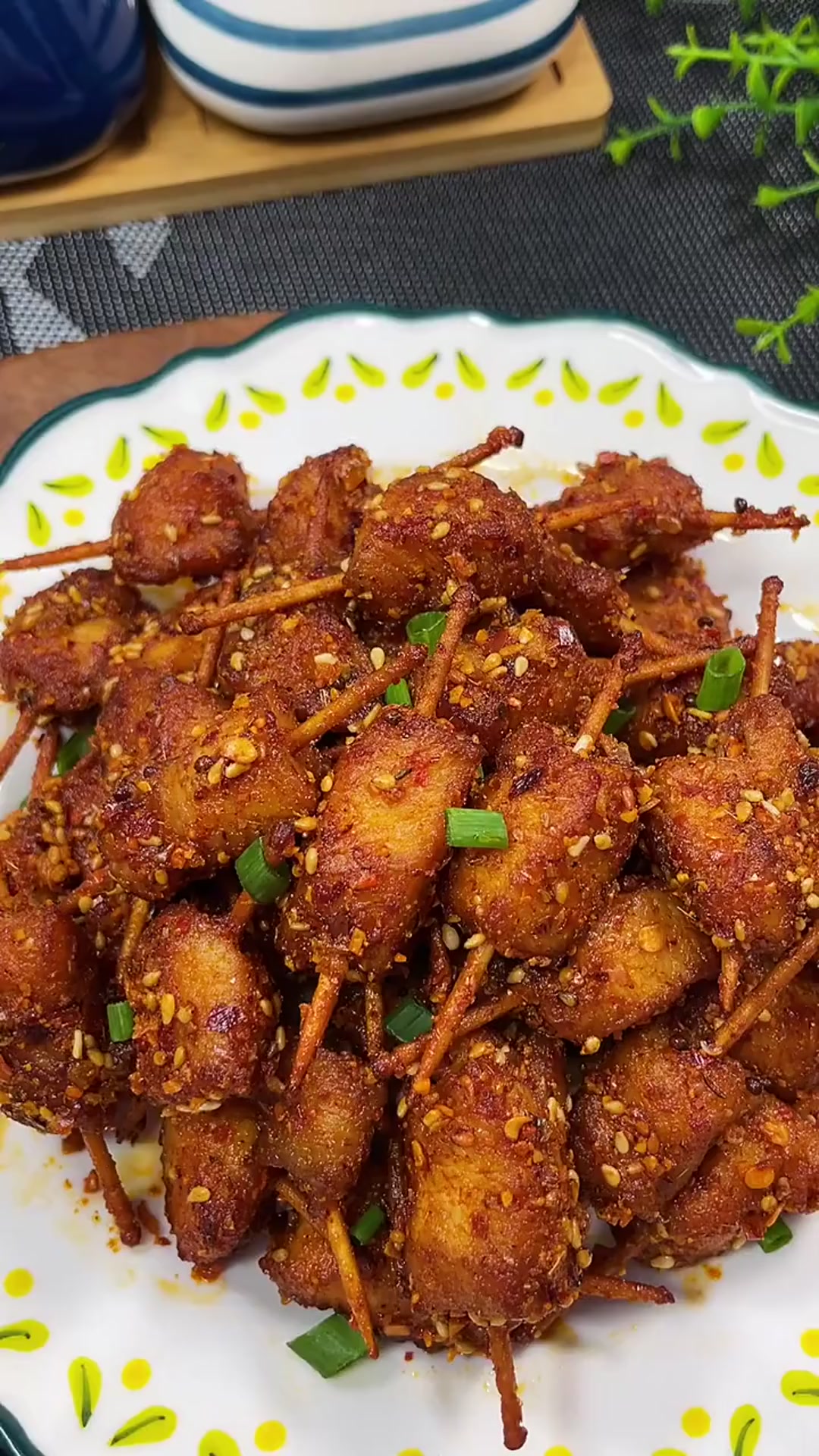 今天用鸡胸肉,做了一盘牙签肉,实惠又好吃