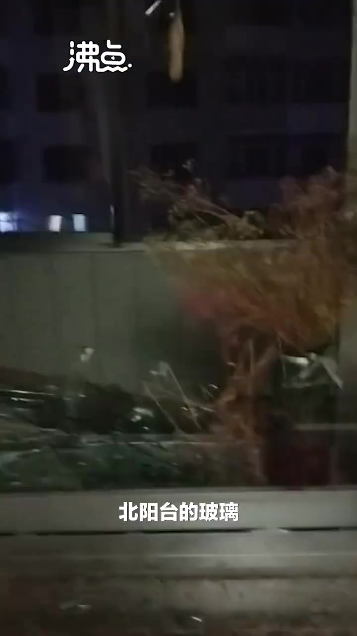 【双鸭山一小区发生煤气爆炸 居民:跟地震一样 整栋楼窗户都碎了】12月9日,黑龙江双鸭山,