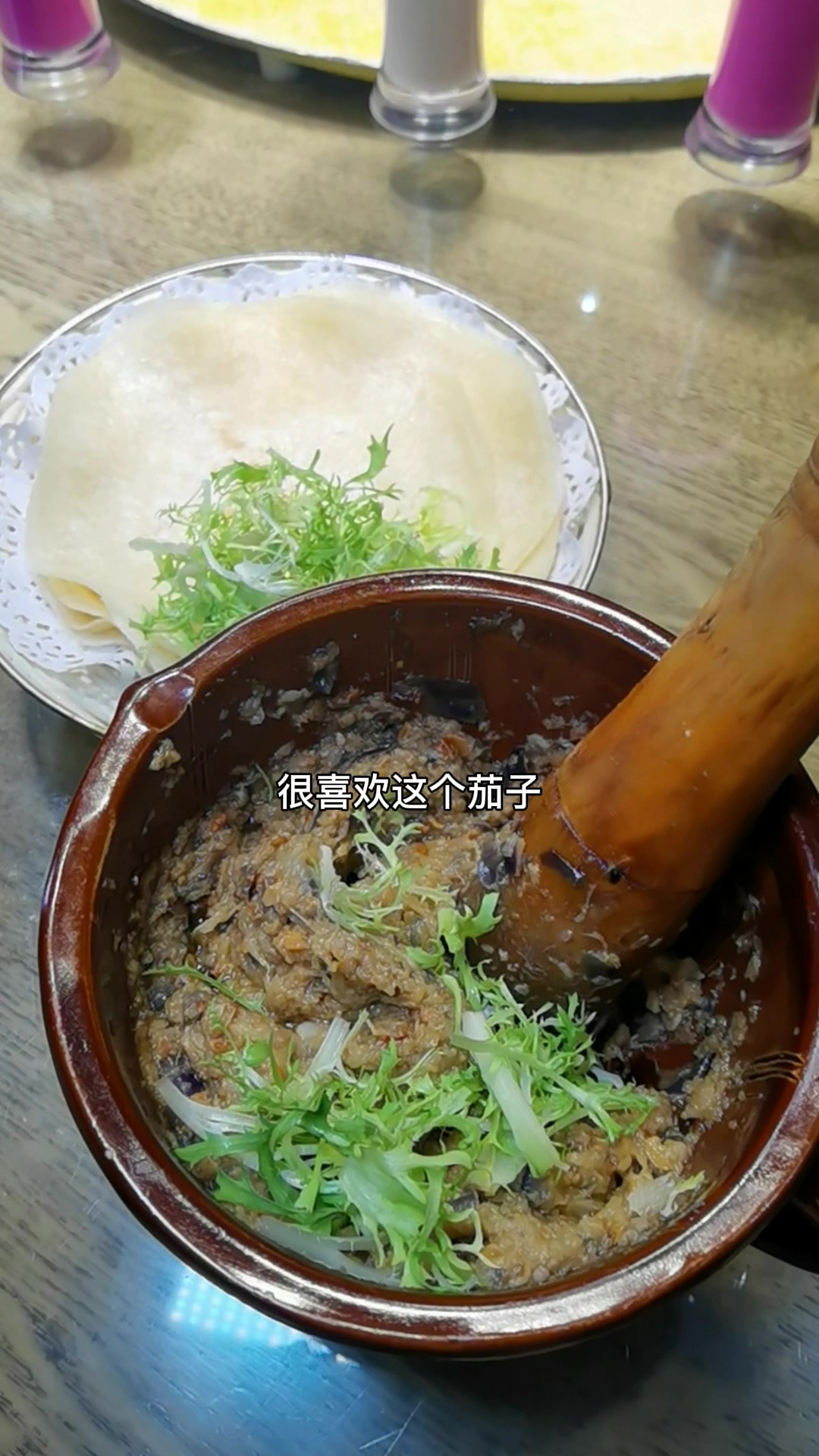 青岛开了20年的毓聪妈妈菜,他家做的是本地家常菜,还有各种各样的海鲜和烤串,种类挺多的。他