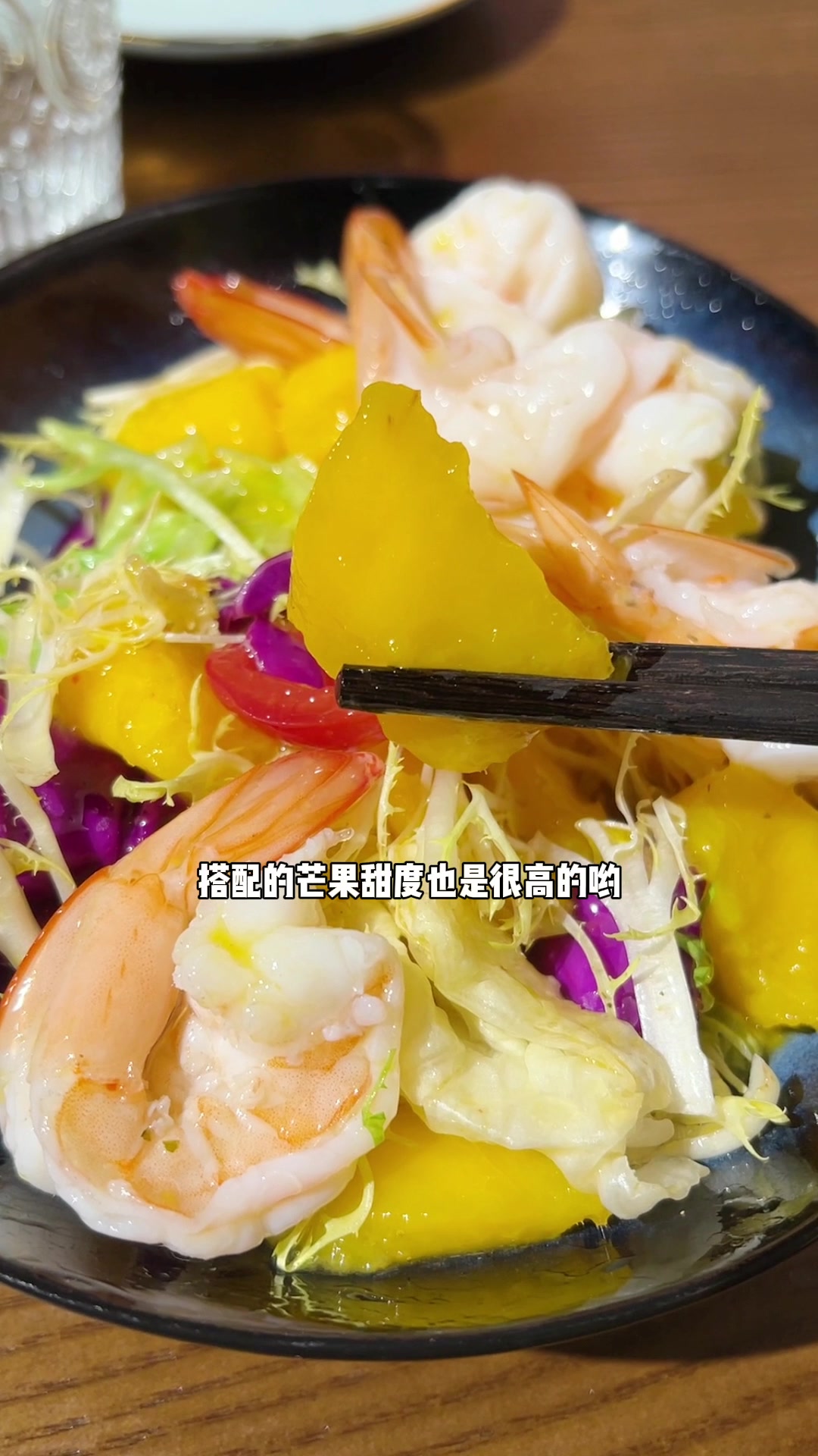 CBD万达刚开的东南亚美食餐厅,峇峇彩烩。店里的装修真的会让你一秒穿越东南亚的感觉。他家菜