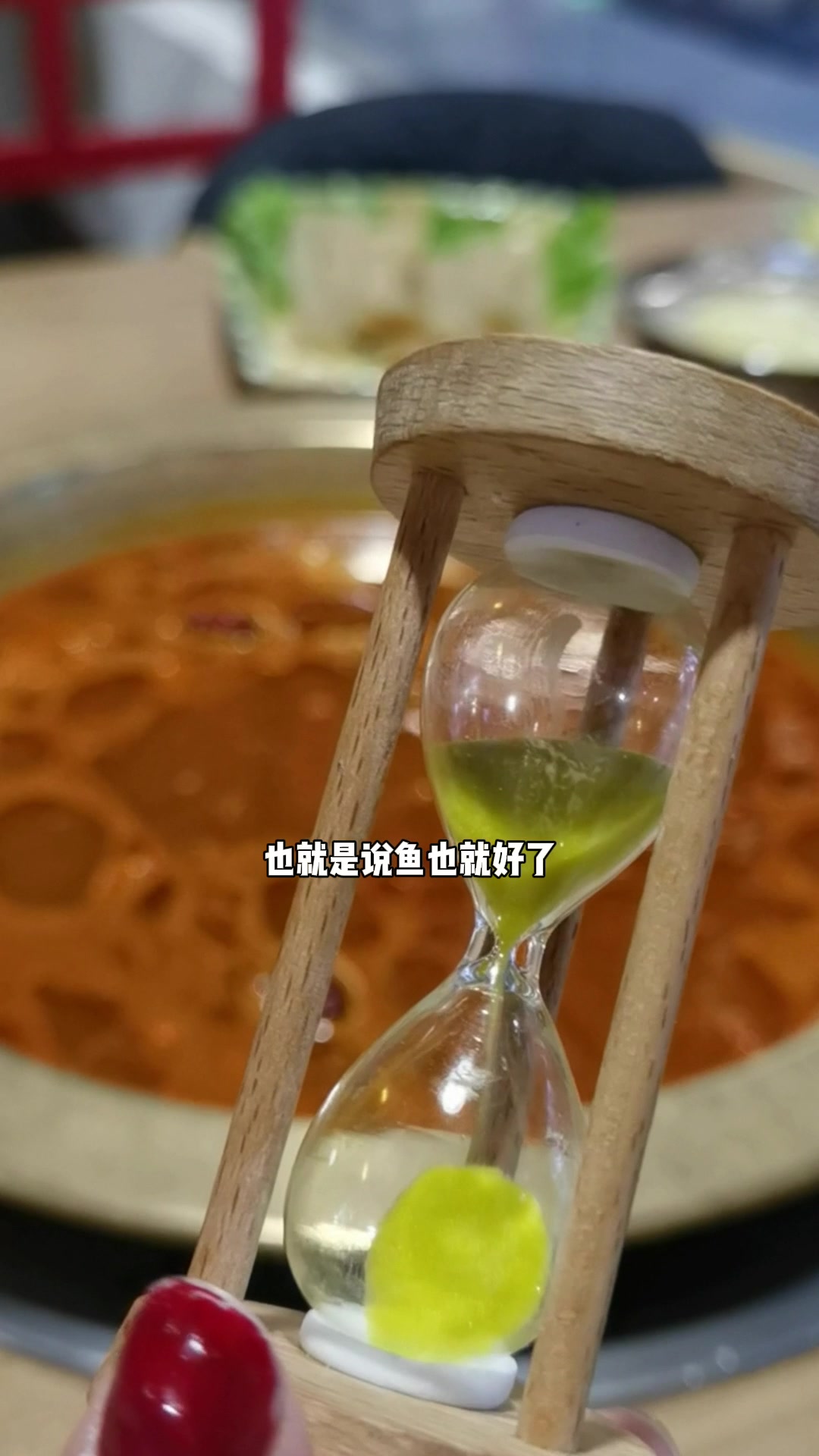 重庆很火的土著渔匠·蝴蝶鱼火锅青岛也有了。这家店就开在CBD万达广场的四楼,店还蛮大的,装