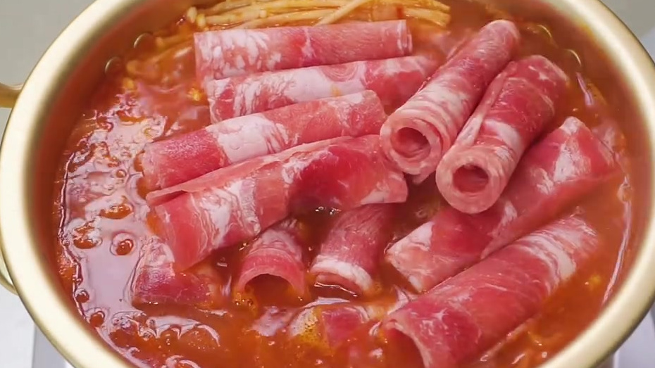 #中午吃什么# 【泡菜肥牛豆腐汤】这么冷的天就要喝上几口热乎乎的汤才行~肥牛卷肉质细嫩,还