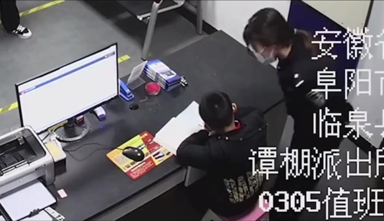 【被一堆警察辅导作业是什么感受】近日,安徽阜阳,一个小男孩走进了安徽省阜阳市临泉县公安局谭