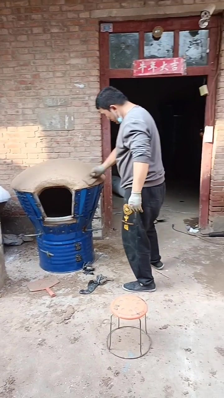 河南小伙用油漆桶做高炉烧饼机,炉子上抹上一层黄泥,很好用