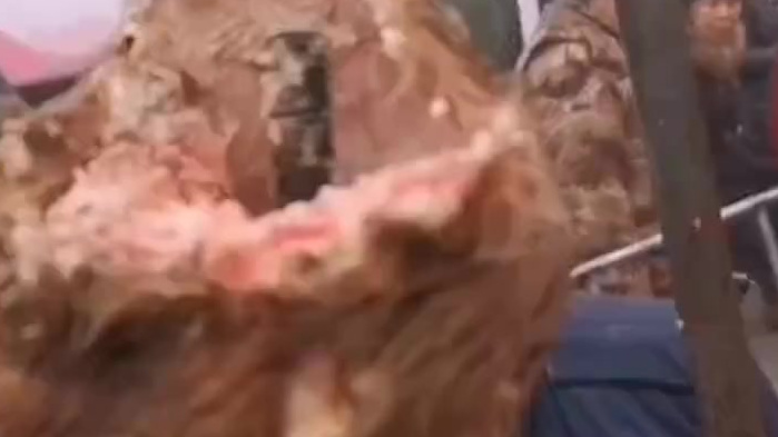 【官方回应商贩用螺丝接牛腿卖假牛肉:已展开专项整治】12月11日,贵州六盘水。有网友日前爆