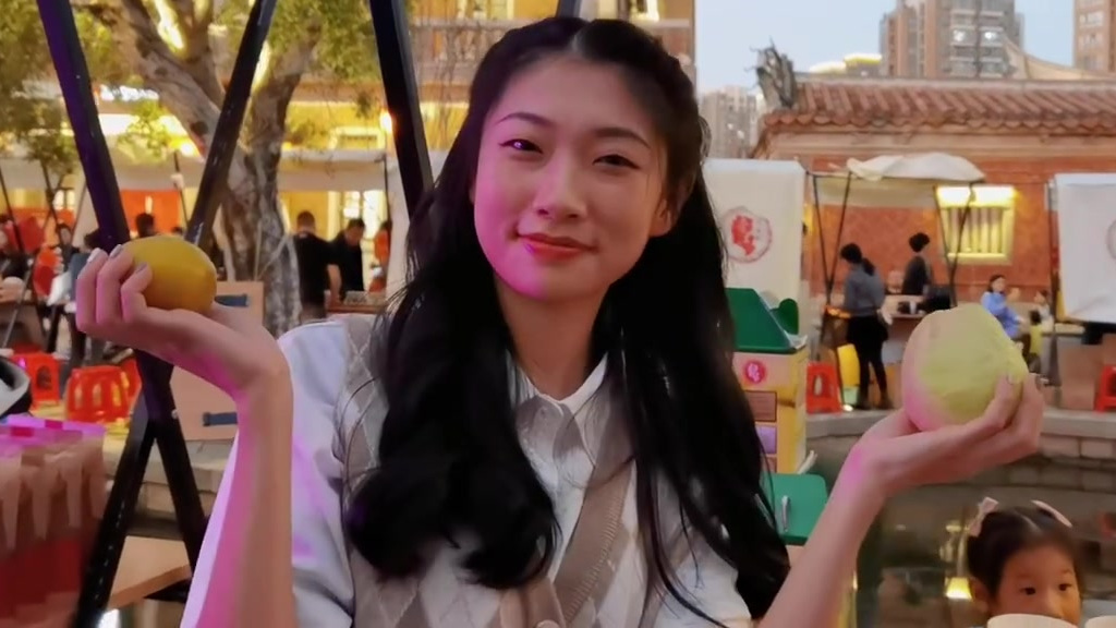 四果汤、土笋冻、拳头拇、捆蹄……大大小小的美食摊位、各式各样的古早味把五店市传统街区中心水