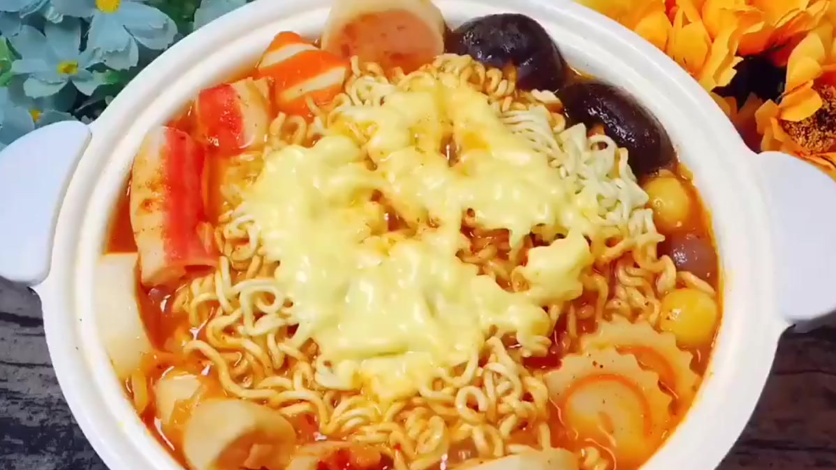 #不可辜负的美食# 【家常美食韩式部队火锅】冬天去韩式餐厅是不是经常点部队火锅?不妨看看这