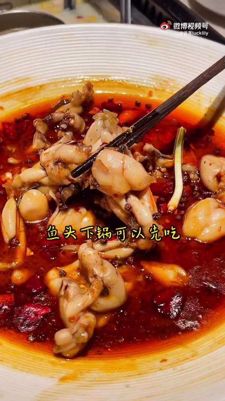 #这个冬天这么玩##探店打卡# 杭州火锅热门榜NO.1????????特色的美蛙鱼头火锅店当属玖隆坡????