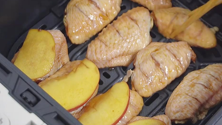 #中午吃什么# 【蜜汁可乐苹果烤鸡】用可乐和苹果做烤鸡也太好吃了吧?!打开了新世界的大门烤