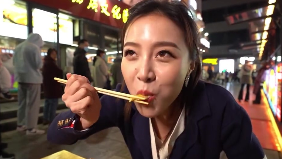 #我眼中的洛阳#【一口吞小姐姐挑战吃锅贴】看,主播小姐姐被小街锅贴店门前长长的队伍吸引了,