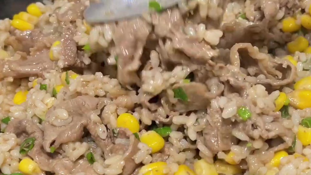 【五分钟料理!黄油肥牛饭】学做了一个超级简单的炒饭!米饭混合了黄油和肥牛的油脂香气!