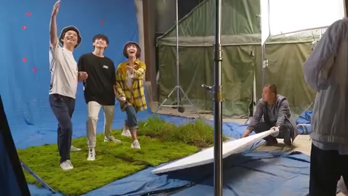 朱志鑫《导演请指教》片场日记～一家人就是要整整齐齐拍剧照“刷着牙被自己放的屁给崩笑了”,哈