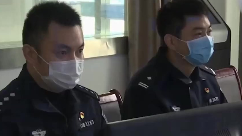 【女子模仿电影卧室内装暗门造地下赌场】前不久,江苏淮安警方连续两次接到举报,一处房屋内有人
