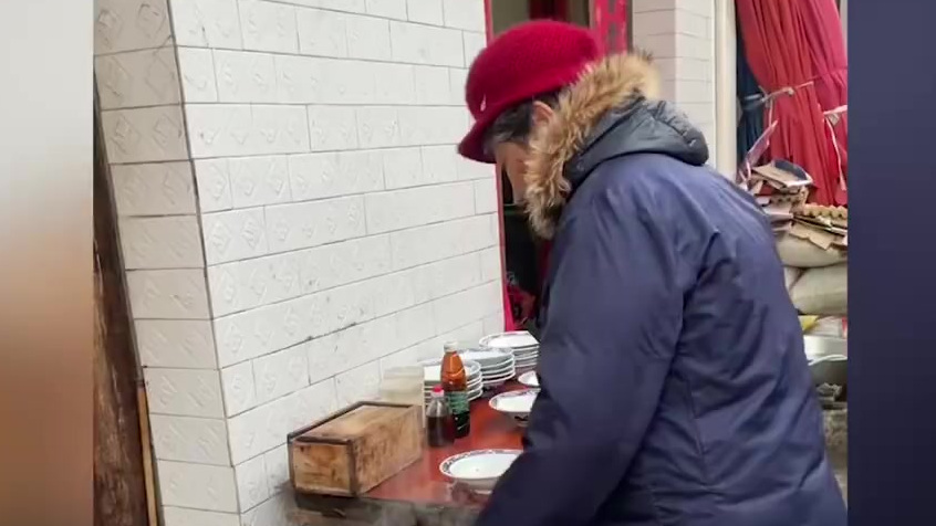 【7旬夫妇卖3元水饺一份16个 :附近老人多不能卖贵,够生活费就行】#全民正能量# 12月