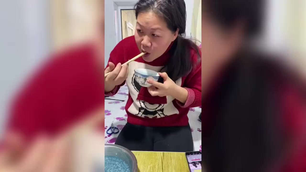 【妻子将大米粥熬成蓝色,丈夫吐槽“活下来是奇迹”,儿子神补刀】12月16日黑龙江虎林,秦先