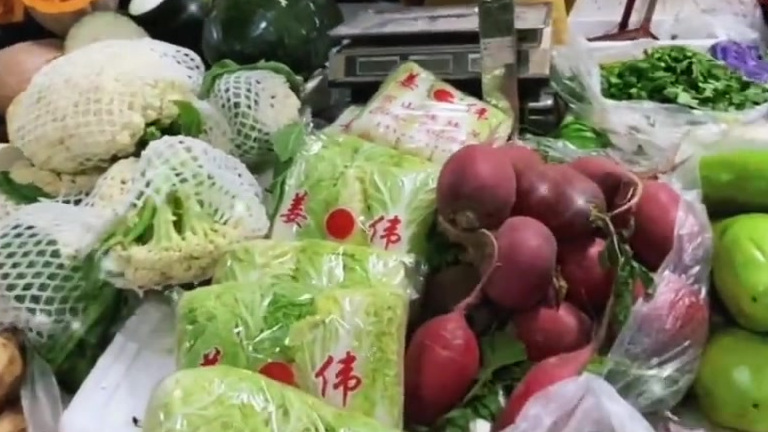 【整体回落!河南蔬菜降价】12月17日,记者从省商务厅获悉,目前,郑州市确定7家大型应急储