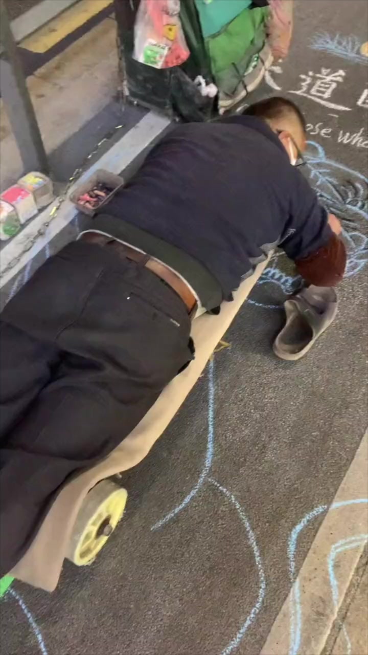 残疾大叔马路边画虎栩栩如生 网友:高手在民间