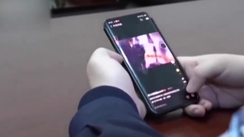 #净网2021# 【男子为拍短视频冒充特警火车站执勤】 男子冒充特警短视频平台骗粉近日,大